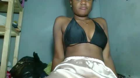 Snapshot of louane98 chatting on 02/25/26, 04:27 louane98 online show from 02/25/26, 04:27