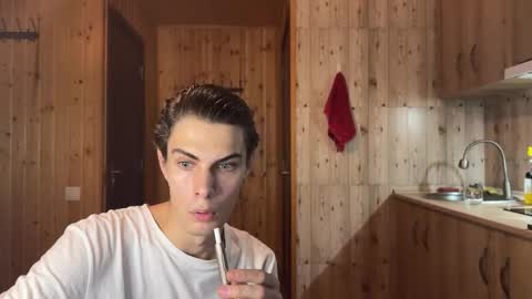 Snapshot of louis_preston chatting on 10/17/25, 02:15 Mark online show from 10/17/25, 02:15