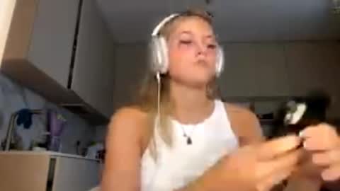 Eliza online show from 02/25/26, 12:26