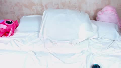 Snapshot of love_bella_ chatting on 02/21/25, 12:06 love bella online show from 02/21/25, 12:06