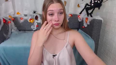 Snapshot of love_bella_ chatting on 10/10/25, 12:42 love bella online show from 10/10/25, 12:42