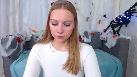 Snapshot of love_bella_ chatting on 10/13/25, 01:27 love bella online show from 10/13/25, 01:27