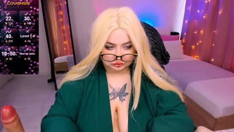 Snapshot of love_insidee chatting on 02/02/25, 11:30 Sailor online show from 02/02/25, 11:30