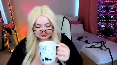 Snapshot of love_insidee chatting on 02/16/25, 11:16 Sailor online show from 02/16/25, 11:16