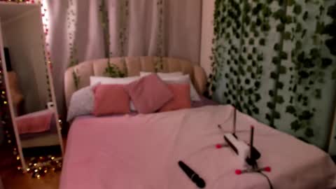 Snapshot of love_is_lola chatting on 12/04/25, 12:09 Lola online show from 12/04/25, 12:09