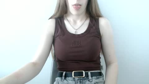 Snapshot of love_vivian chatting on 06/19/26, 12:09 Vivian online show from 06/19/26, 12:09