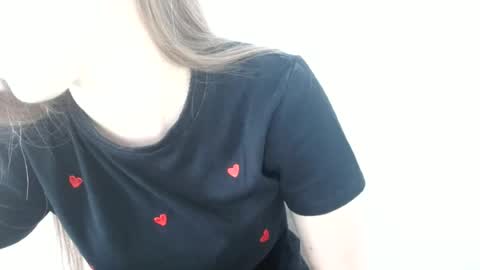 Snapshot of love_vivian chatting on 06/23/26, 10:02 Vivian online show from 06/23/26, 10:02