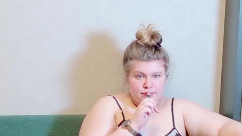 Snapshot of love_wiggy18 chatting on 12/19/24, 03:52 Ally online show from 12/19/24, 03:52