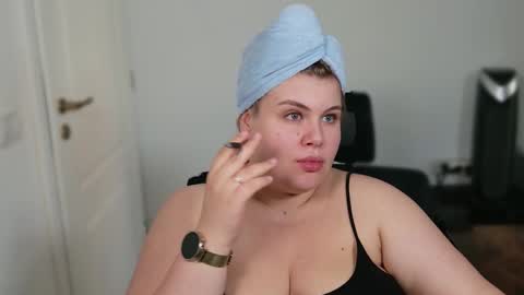 Snapshot of love_wiggy18 chatting on 09/19/25, 02:51 Ally online show from 09/19/25, 02:51