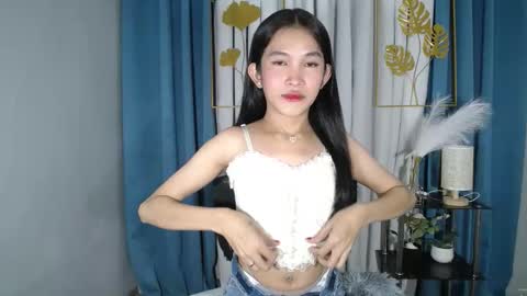 Snapshot of lovely_bellax chatting on 05/17/26, 02:02 BELLA online show from 05/17/26, 02:02