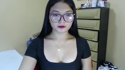 Snapshot of lovely_laura09 chatting on 12/12/24, 05:10 Lovely Laura online show from 12/12/24, 05:10