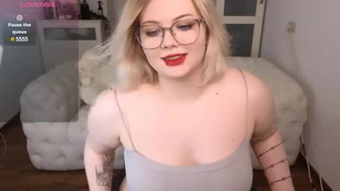 Snapshot of lovely_leilla chatting on 03/10/25, 04:07 lovely_leilla online show from 03/10/25, 04:07