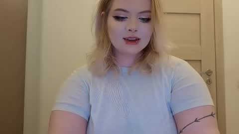 Snapshot of lovely_leilla chatting on 10/17/25, 06:10 lovely_leilla online show from 10/17/25, 06:10