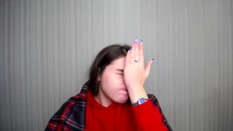 Snapshot of lovelyangel_xx chatting on 01/06/25, 12:24 lovelyangel_xx online show from 01/06/25, 12:24