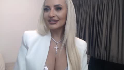 Snapshot of lovelyblondyxxx chatting on 01/15/25, 11:19 PrAllinXXXa online show from 01/15/25, 11:19