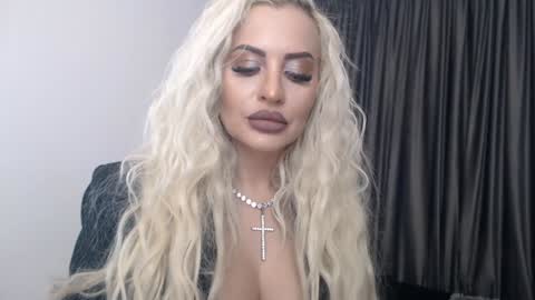 Snapshot of lovelyblondyxxx chatting on 01/16/25, 11:27 PrAllinXXXa online show from 01/16/25, 11:27