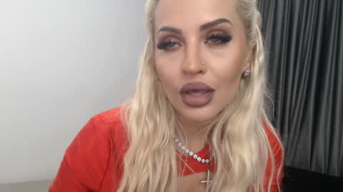 Snapshot of lovelyblondyxxx chatting on 01/18/25, 11:55 PrAllinXXXa online show from 01/18/25, 11:55