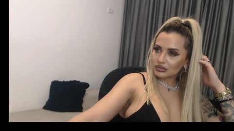 Snapshot of lovelyblondyxxx chatting on 02/26/25, 01:43 PrAllinXXXa online show from 02/26/25, 01:43