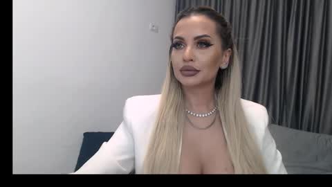 Snapshot of lovelyblondyxxx chatting on 03/07/25, 12:37 PrAllinXXXa online show from 03/07/25, 12:37