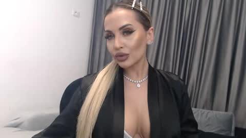 Snapshot of lovelyblondyxxx chatting on 03/08/25, 11:49 PrAllinXXXa online show from 03/08/25, 11:49