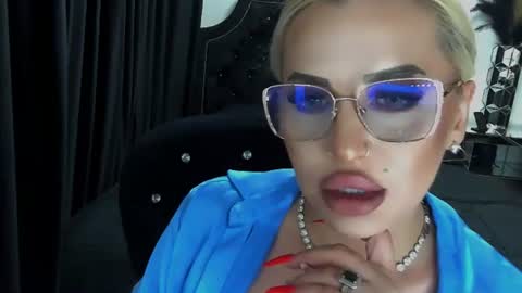 Snapshot of lovelyblondyxxx chatting on 06/17/26, 11:38 PrAllinXXXa online show from 06/17/26, 11:38