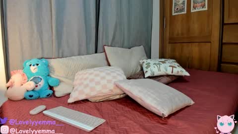 Snapshot of lovelyemma__ chatting on 12/17/25, 04:51 online show from 12/17/25, 04:51