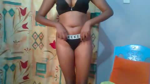 Snapshot of lovelyy_dreams chatting on 02/28/26, 05:03 Hanna online show from 02/28/26, 05:03