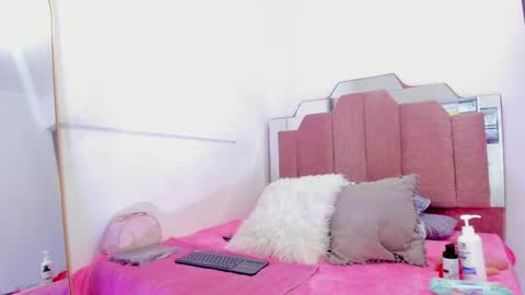 L O V E  online show from 02/06/25, 11:43