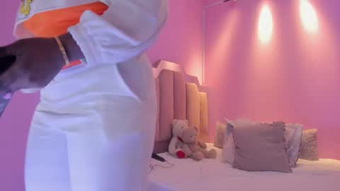 L O V E  online show from 10/01/25, 12:00