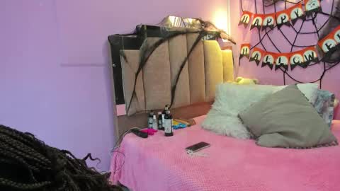 L O V E  online show from 10/19/25, 12:06