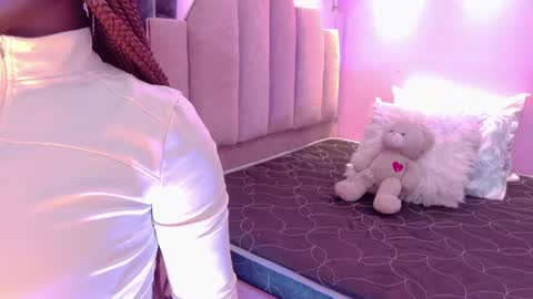 L O V E  online show from 07/04/26, 12:00