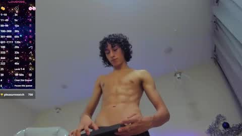 Snapshot of loverboy8_ chatting on 01/05/25, 04:58 loverboy8_ online show from 01/05/25, 04:58