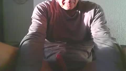 Snapshot of loves_to_cum2022 chatting on 11/21/25, 08:46 lovs2cum4u online show from 11/21/25, 08:46