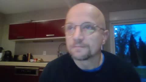 Snapshot of lrda49 chatting on 12/04/25, 07:17 Espigle online show from 12/04/25, 07:17