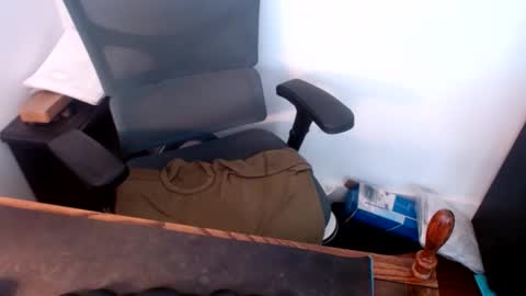 lreed090 online show from 04/22/26, 05:25