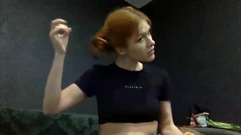 Snapshot of luamelie chatting on 10/26/25, 06:47 luamelie online show from 10/26/25, 06:47