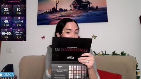 luara_ online show from 11/18/25, 09:36