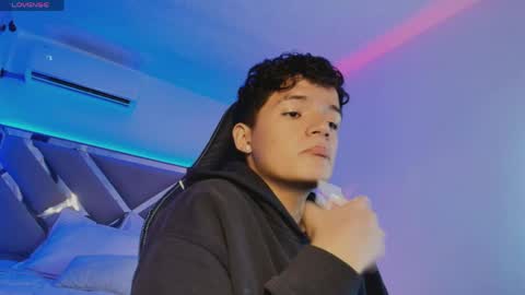 luca_voss1 online show from 04/23/26, 11:42