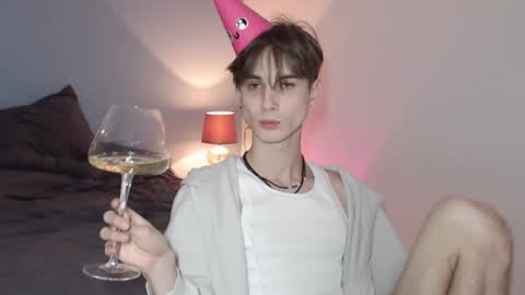 Snapshot of lucacharm chatting on 01/19/25, 09:02 lucacharm online show from 01/19/25, 09:02