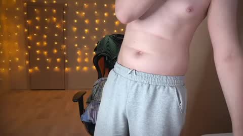 Snapshot of lucas_dany chatting on 01/10/25, 08:37 Lucas Gill online show from 01/10/25, 08:37