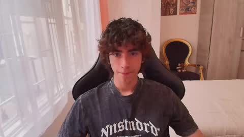 Snapshot of lucas_xo chatting on 10/23/25, 09:35 lucas_xo online show from 10/23/25, 09:35