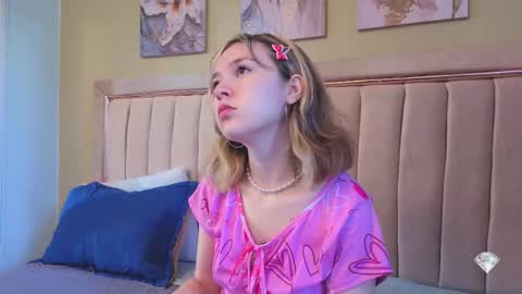 Snapshot of lucia_copper chatting on 10/28/25, 12:19 lucia_copper online show from 10/28/25, 12:19