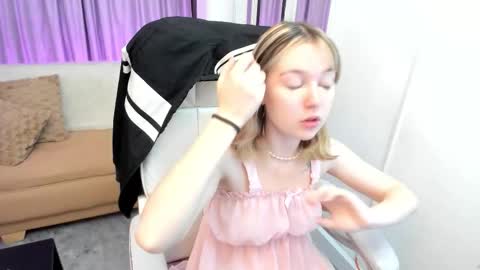 Snapshot of lucia_copper chatting on 11/04/25, 12:04 lucia_copper online show from 11/04/25, 12:04