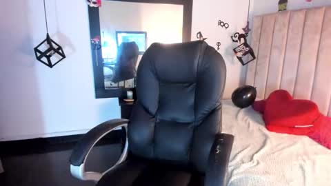 Lucia Vonne online show from 10/18/25, 12:35