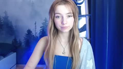 Snapshot of luciacam20 chatting on 01/07/25, 10:22 Lucy online show from 01/07/25, 10:22