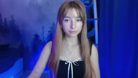 Snapshot of luciacam20 chatting on 01/10/25, 04:30 Lucy online show from 01/10/25, 04:30