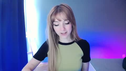 Snapshot of luciacam20 chatting on 02/19/25, 10:45 Lucy online show from 02/19/25, 10:45