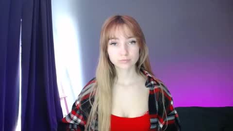 Snapshot of luciacam20 chatting on 03/03/25, 10:28 Lucy online show from 03/03/25, 10:28