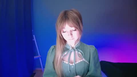 Snapshot of luciacam20 chatting on 03/10/25, 04:35 Lucy online show from 03/10/25, 04:35