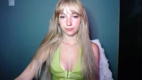 Snapshot of luciacam20 chatting on 09/09/25, 06:40 Lucy online show from 09/09/25, 06:40